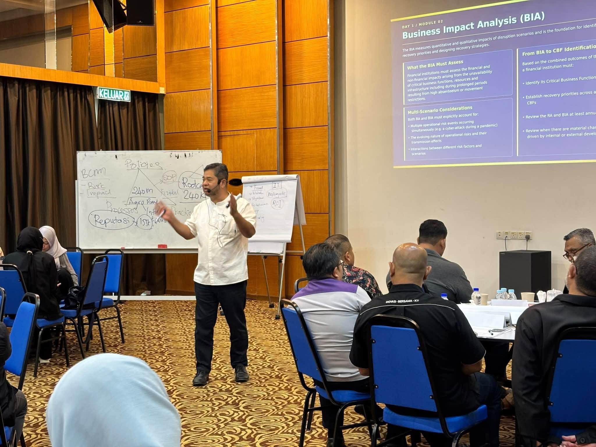Coach Zainuddin mengendalikan bengkel Business Impact Analysis